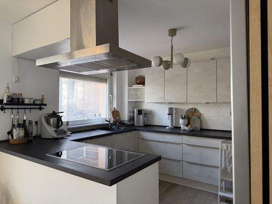 Offene, helle und moderne Küche