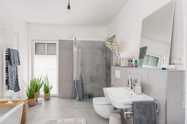 Beispiel für ein Tageslichtbad mit Wanne und bodengleicher Eckdusche.