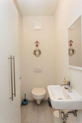 extra WC mit Handwaschbecken