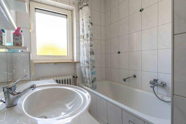 Bad mit Wanne und Fenster