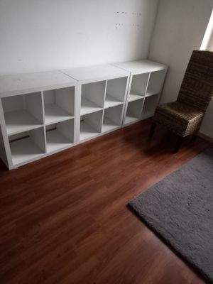 Leeres Regal und Stuhl