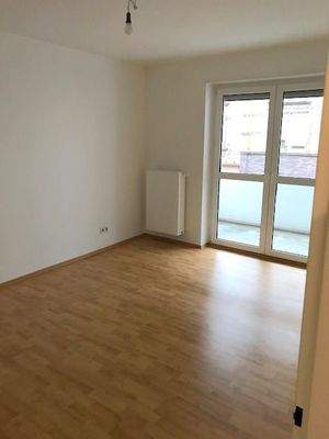 Wohnzimmer mit Zugang Balkon