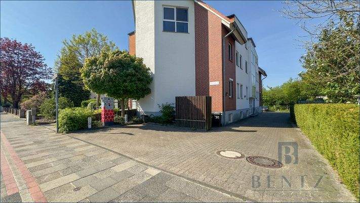 2 PKW-Stellplätz von 8