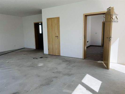 Wohnbereich mit Blick in Küchenbereich