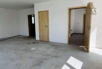 Wohnbereich mit Blick in Küchenbereich