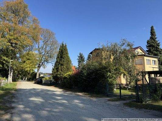 Wohngebietsstraße - rechts befindet sich das Zweiafamilienhaus