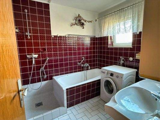 Badezimmer im Erdgeschoss - mit Badewanne und Dusche