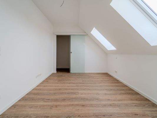 Schlafzimmer mit Blick zur Ankleide