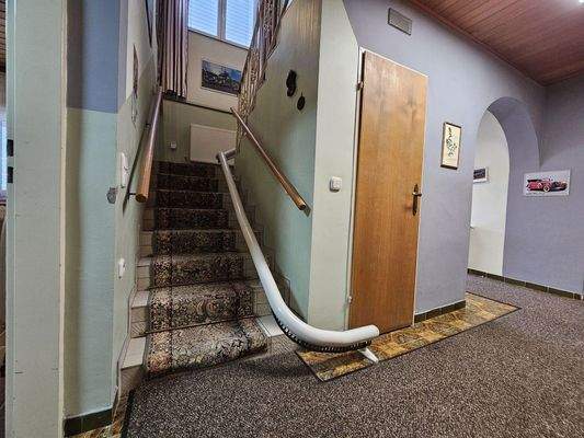 Stiegenaufgang mit Treppenlift