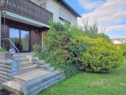 Von der Terrasse ab in den Garten