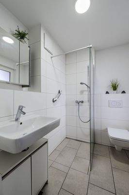 Tageslichtbad mit bodenebener Dusche