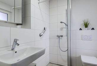 Tageslichtbad mit bodenebener Dusche