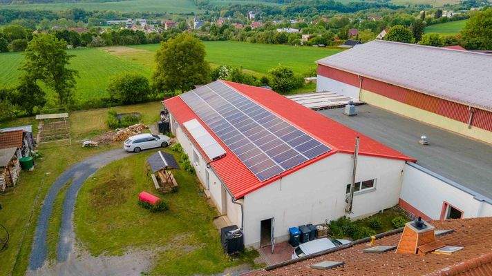 Massive Halle mit Photovoltaik