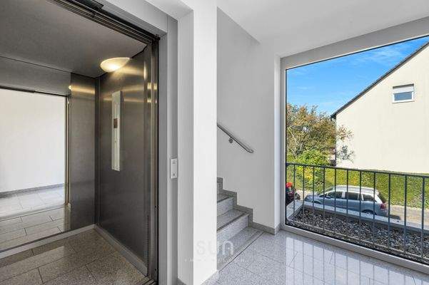 Aufzug u. Treppenhaus