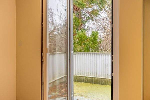 Familienidyll in Bogenhausen: Doppelhaushälfte mit sonnigem Westgarten & Grünblick