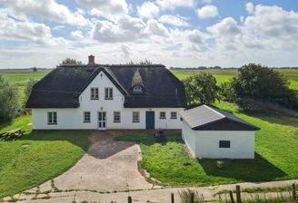 Haus vom Deich aus betrachtet