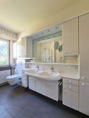 Modernes Tageslichtdusch- & Wannenbad (EG)