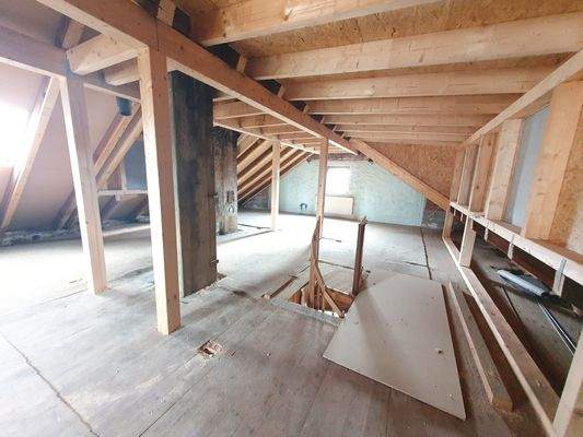 Dachboden zum Ausbau vorbereitet.jpg