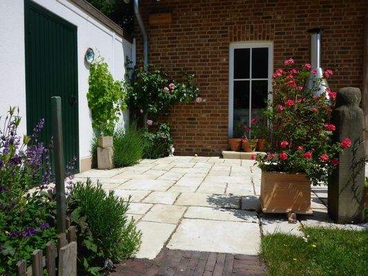 Links Werkstatt und Garage