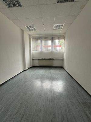 Halle 1 links - Büro