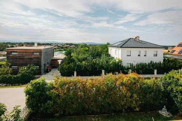 Balkon mit Blick zum Badesee