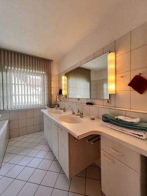 Badezimmer mit Fenster