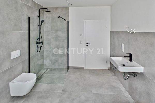 Badezimmer mit Blick zur Tür