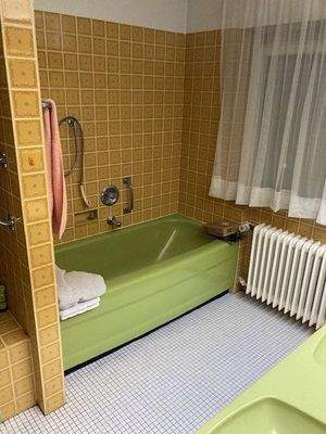 Badewanne und Dusche