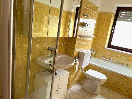 Tageslichtbad mit Dusche, Wanne und Toilette