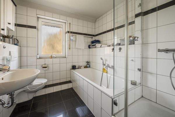 Badezimmer mit Wanne und Dusche