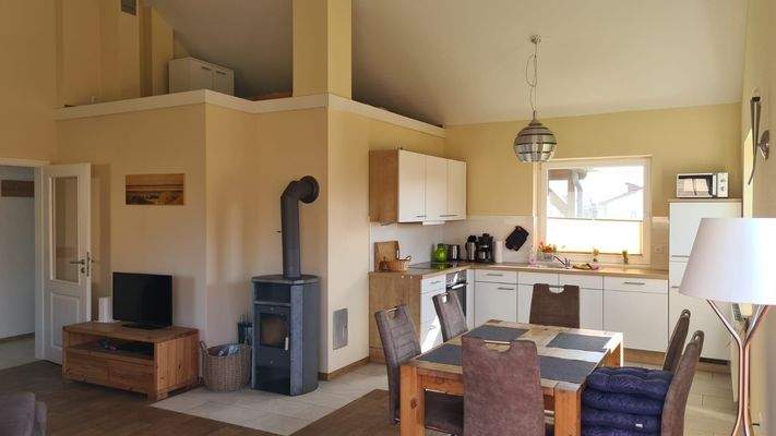 offener Wohn-Essbereich mit integrierter Küche