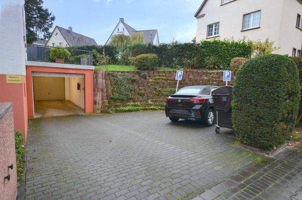 Tiefgarage und Stellplätze