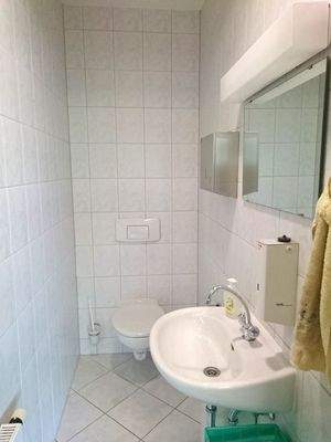 getrennte Damen- und Herren-WCs