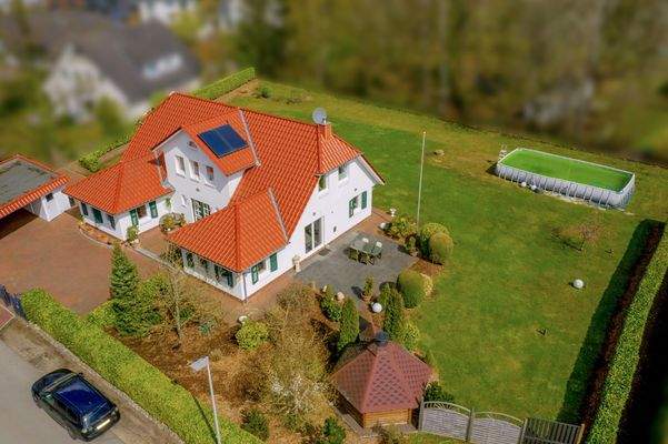 Blick auf Terrasse und Gartenpool