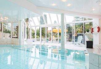 Indoorpool mit direktem Zugang in den Garten