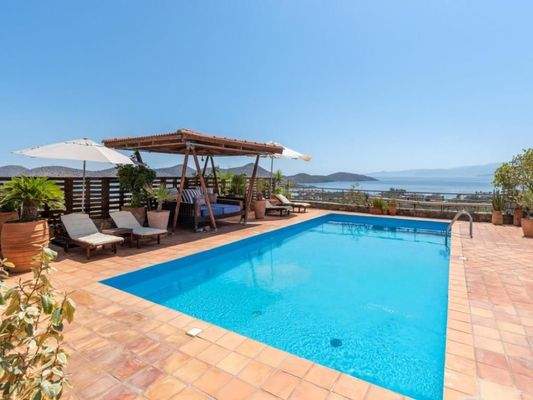 Kreta, Elounda: Villa mit Pool und atemberaubendem Meerblick auf die Bucht zu verkaufen