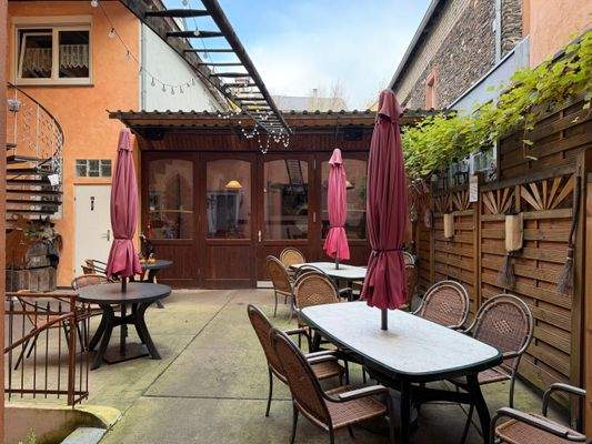 Gaststätte Erdgeschoss Eingang und Terrasse.jpg