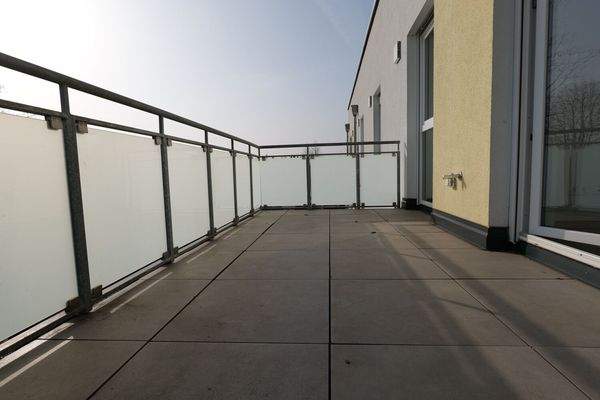 Balkon mit Wasser und Strom