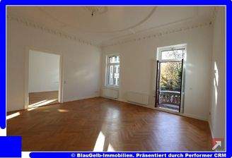 Wohnzimmer mit Balkönchen