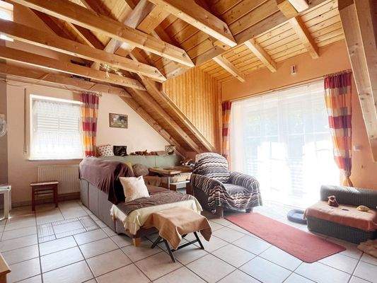 Wohnbereich mit Zugang zum Balkon