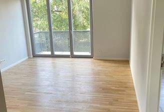 Helles Wohnzimmer mit Balkon