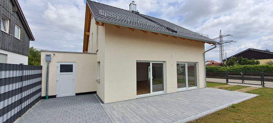 Terrasse mit Zugang zur Garage