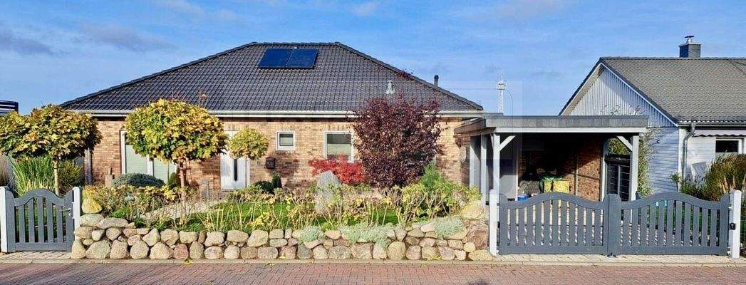 Hausfront mit Carport