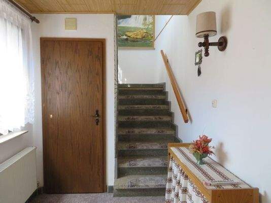 Haus 2: EG - Diele mit Treppe zum 1.OG + Abstellr.