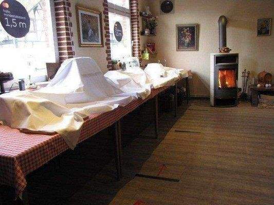 Kleines Restaurant mit Straßenblick