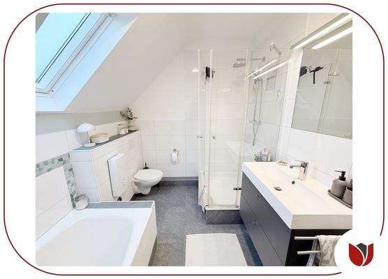 Dusch-Wannen-Bad mit Fenster und WC