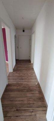 Blick vom Wohnzimmer zum Eingang