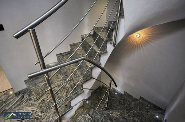 Angerberg - Doppelhaushälfte mit Garten - Treppenhaus in den Keller