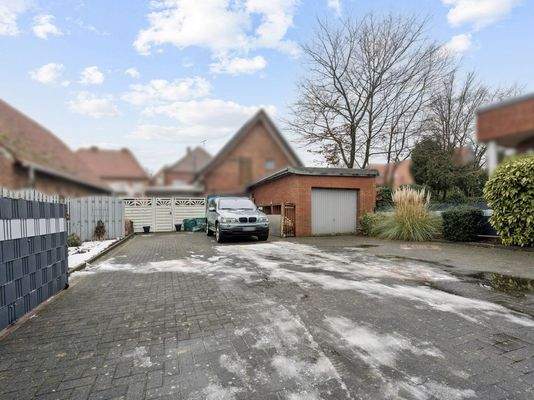 Hof mit Stellplätzen