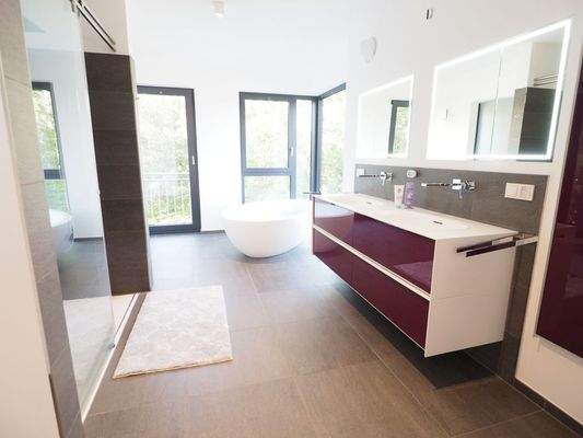 luxuriöses Badezimmer OG